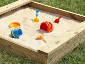 Песочница на детской площадке