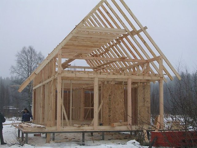 Строительство дома на винтовых сваях зимой